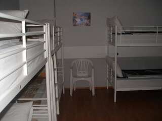 Хостелы Kretan Hostel Бухарест Односпальная кровать в общем номере с 6 кроватями-3