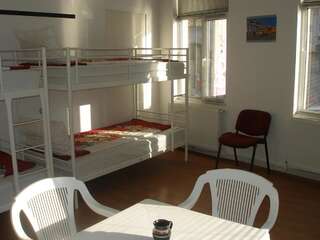 Хостелы Kretan Hostel Бухарест Односпальная кровать в общем номере с 4 кроватями-2