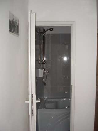 Хостелы Kretan Hostel Бухарест Односпальная кровать в общем номере с 3 кроватями и душем-1