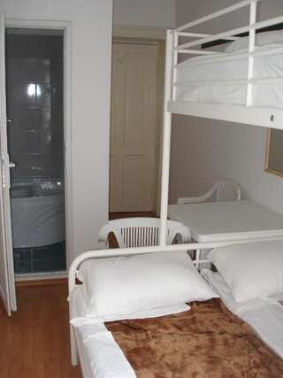 Хостелы Kretan Hostel Бухарест Односпальная кровать в общем номере с 3 кроватями и душем-2