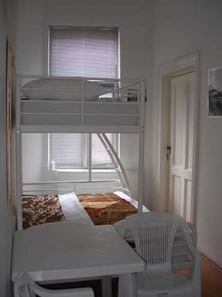 Хостелы Kretan Hostel Бухарест Односпальная кровать в общем номере с 3 кроватями и душем-3