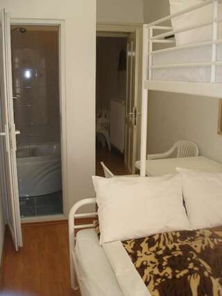 Хостелы Kretan Hostel Бухарест Односпальная кровать в общем номере с 3 кроватями и душем-5