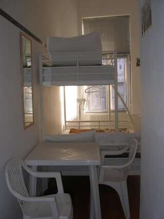 Хостелы Kretan Hostel Бухарест Односпальная кровать в общем номере с 3 кроватями и душем-7