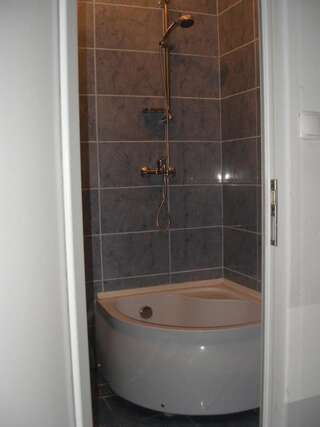 Хостелы Kretan Hostel Бухарест Односпальная кровать в общем 4-местном номере с душем-5