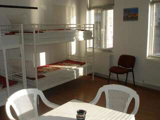 Хостелы Kretan Hostel Бухарест Односпальная кровать в общем номере с 4 кроватями-5