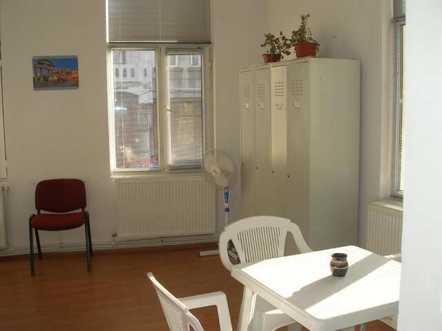 Хостелы Kretan Hostel Бухарест-29