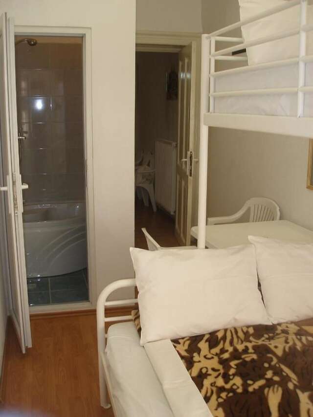 Хостелы Kretan Hostel Бухарест-30